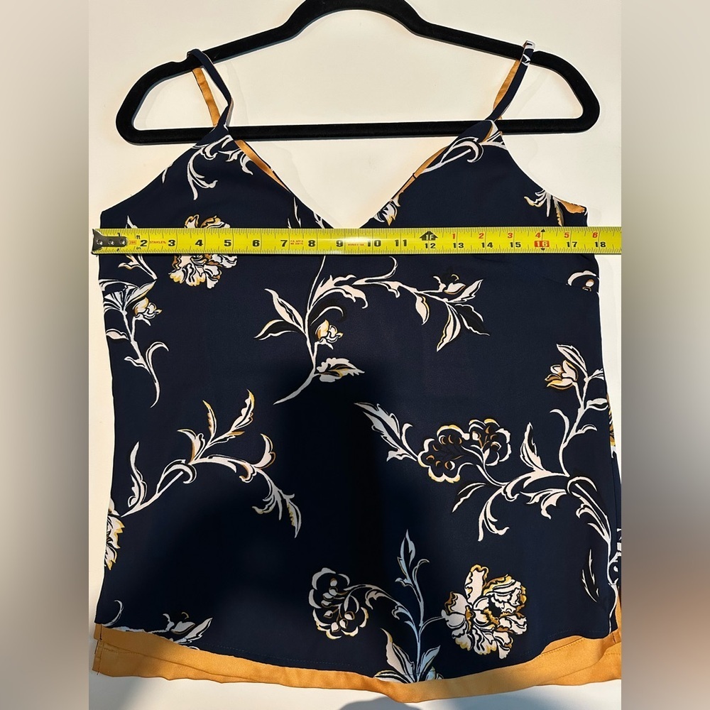 New White House Black Market Woven Reversible Navy Floral Camisole Size XS - Picture 4 of 5